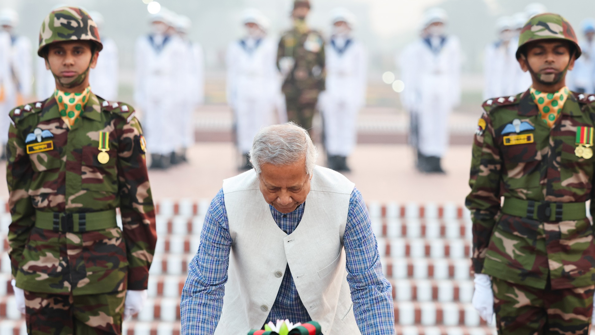 জাতীয় স্মৃতিসৌধে প্রধান উপদেষ্টার শ্রদ্ধা নিবেদন